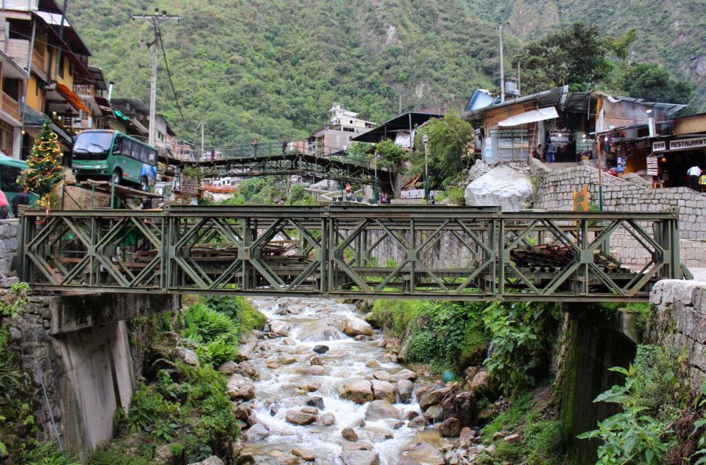 Rio Aguas Calientes e suas pontes cortam a cidade do mesmo nome, no Peru