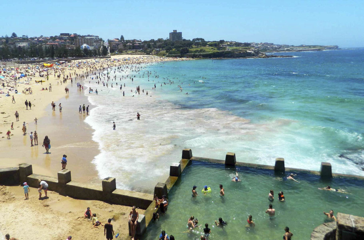 Vista aérea da piscina e praia de Coogee Beach, em Sydney (Austrália)