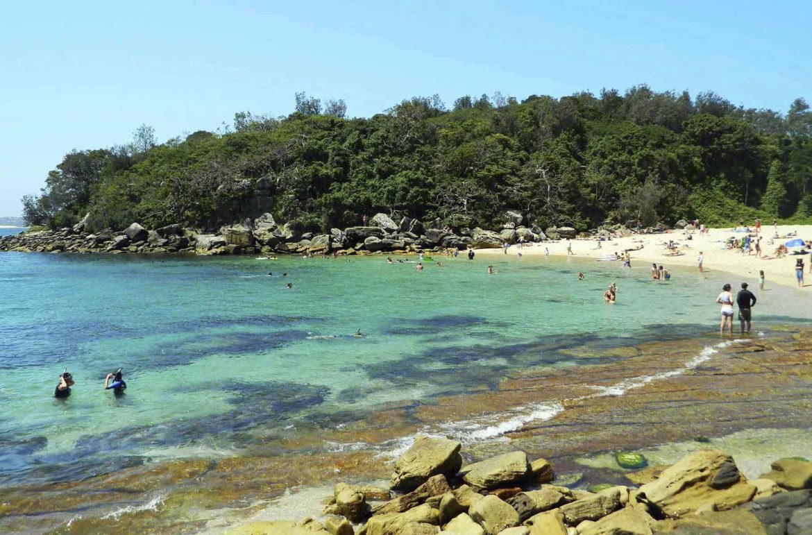 Visitantes tomam banho de sol e de mar em Shelly Beach, em Sydney (Austrália)