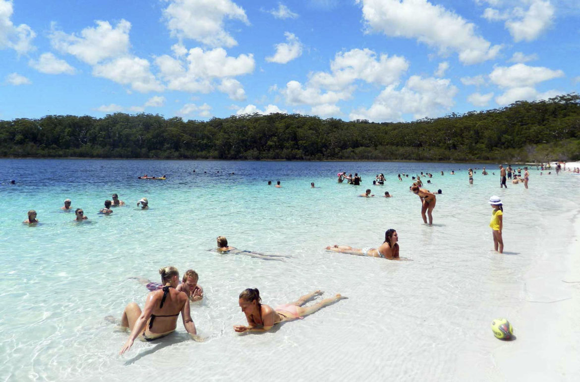 Turistas tomam banho no Lago McKenzie, na Ilha Fraser (Austrália)