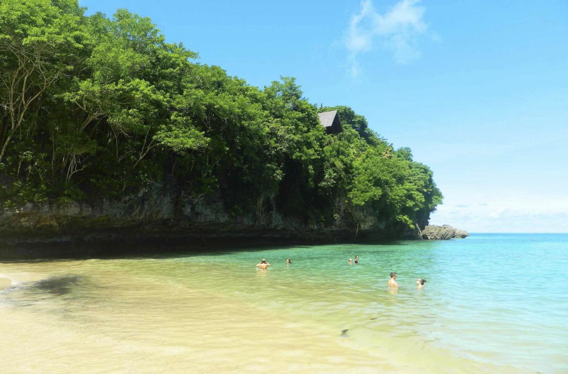 Visitantes tomam banho de mar na Praia de Padang Padang, na Ilha de Bali (Indonésia)