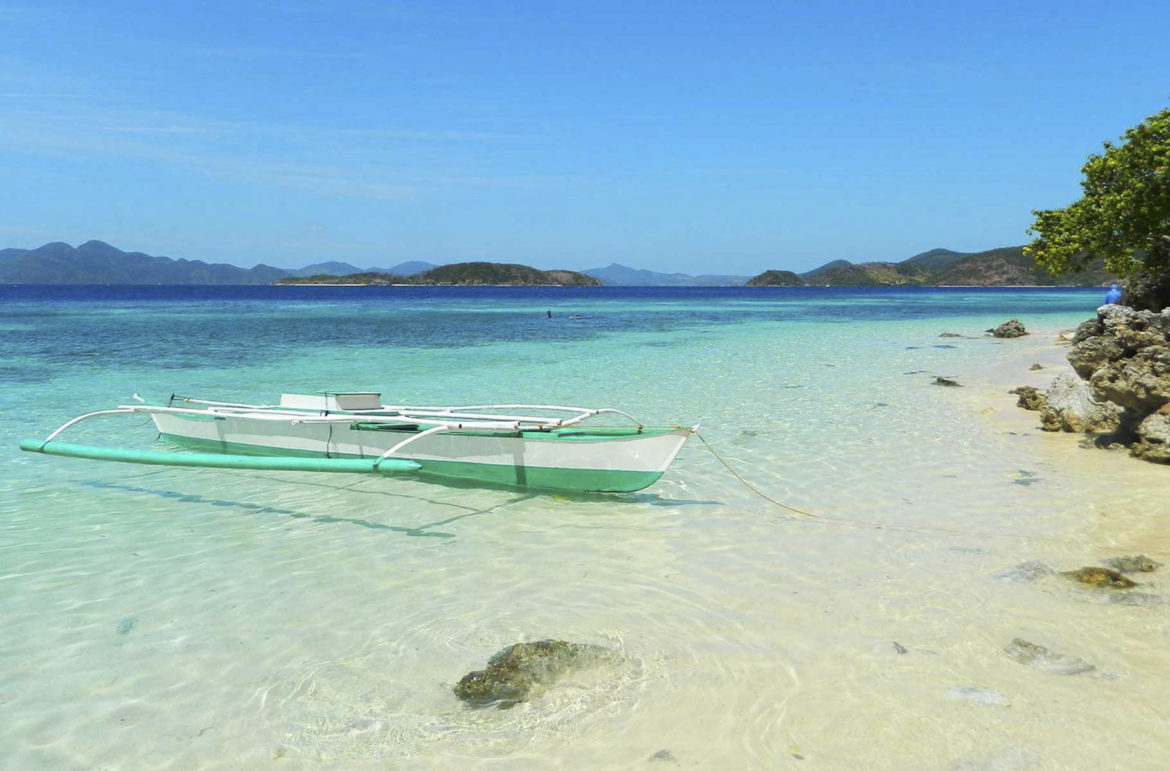 Barco ancora na Ilha Bulog, em Corón (Filipinas)