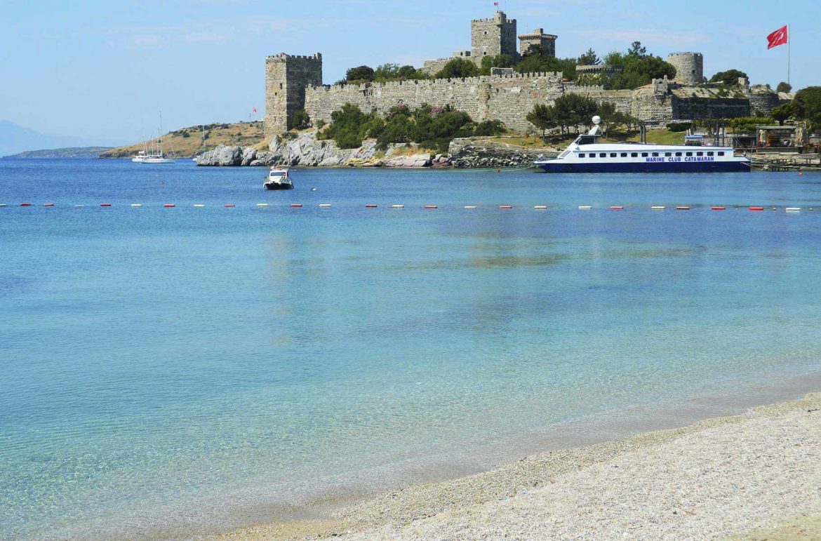 Balneário de Bodrum (Turquia) com o castelo ao fundo