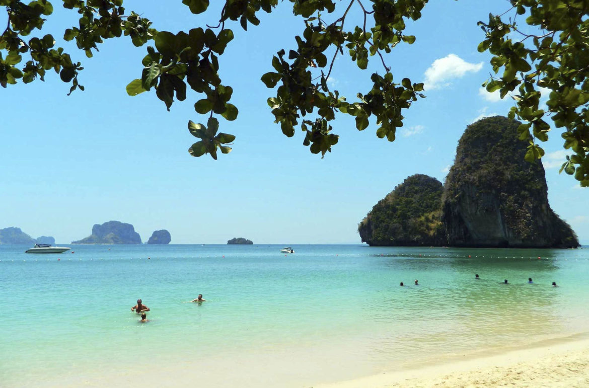 Visitantes tomam banho de mar na Praia Phra Nang, em Ao Nang (Tailândia)