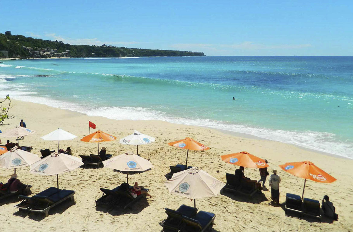 Guarda-sóis cobrem a areia da Praia de Dreamland, na Ilha de Bali (Indonésia)