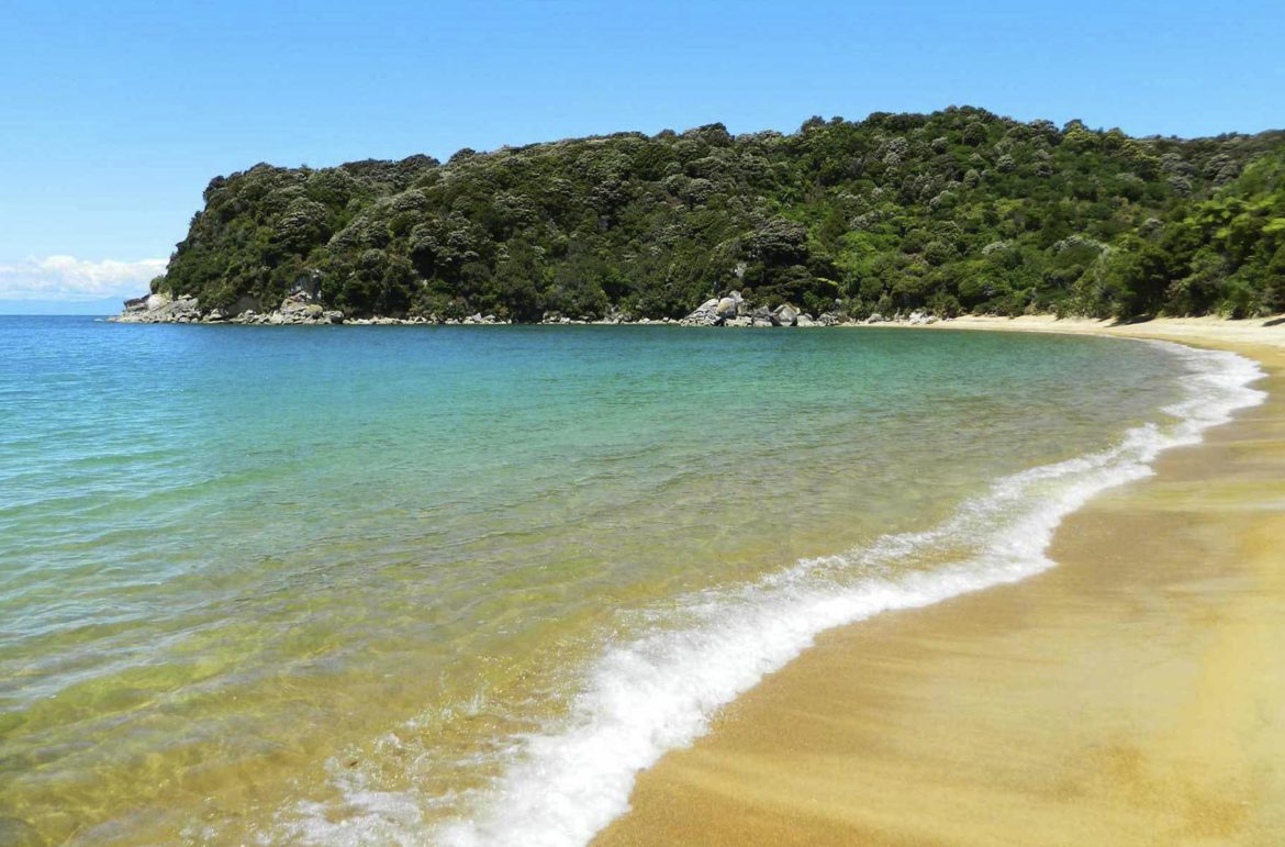 Onda bate na Praia Anchorage, no Parque Nacional Abel Tasman (Nova Zelândia)