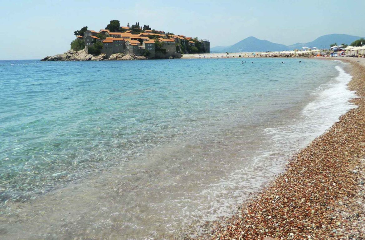 Península de São Estêvão, em Budva (Montenegro), com o hotel ao fundo