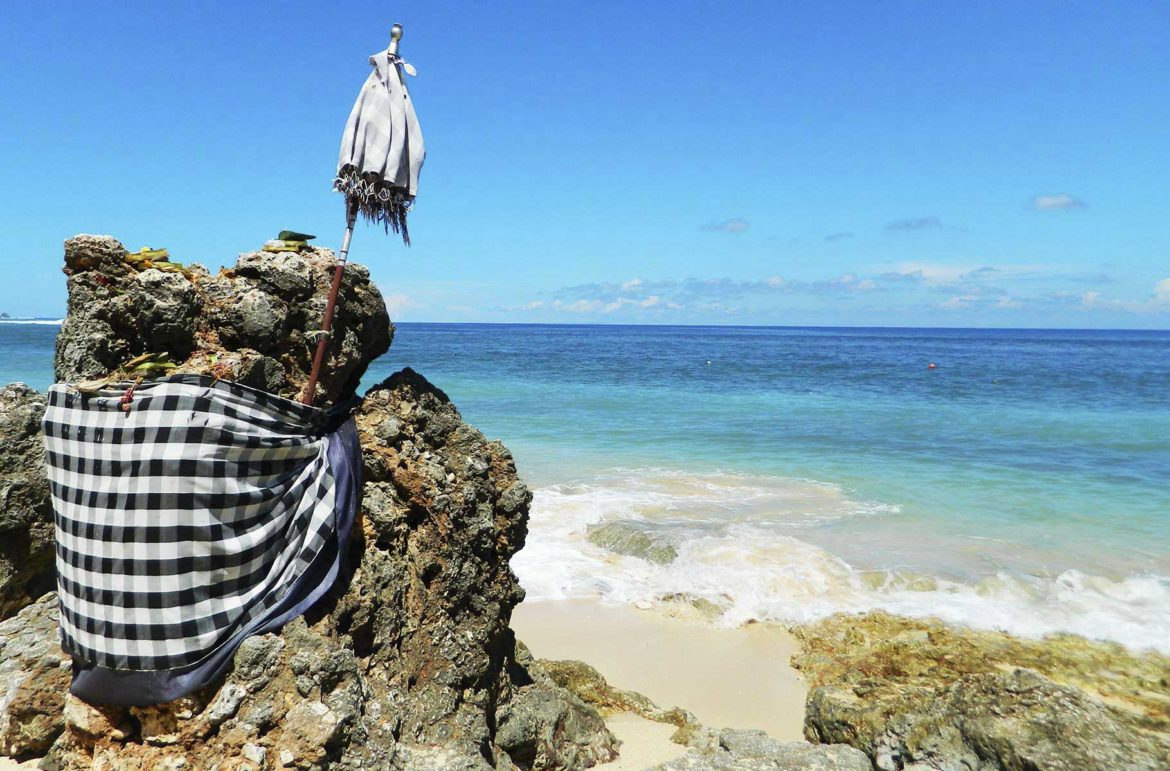Oferenda hinduísta em rochedo da Praia de Bingin, na Ilha de Bali (Indonésia)