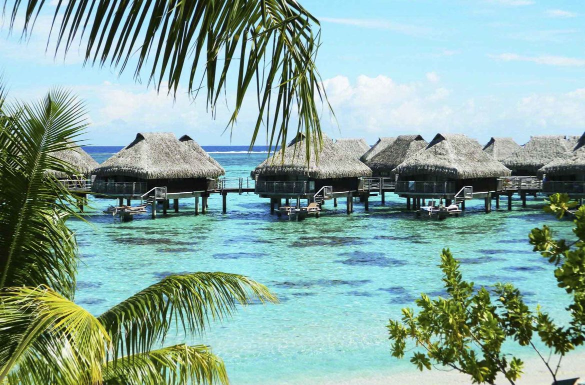 Bangalôs sobre as águas do Hotel Hilton, na Ilha de Moorea (Polinésia Francesa)
