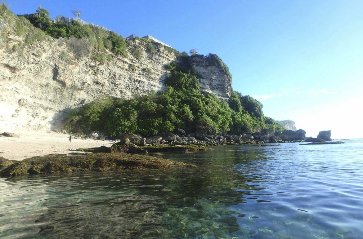 Rochedo protege a Praia de Uluwatu, na Ilha de Bali (Indonésia)