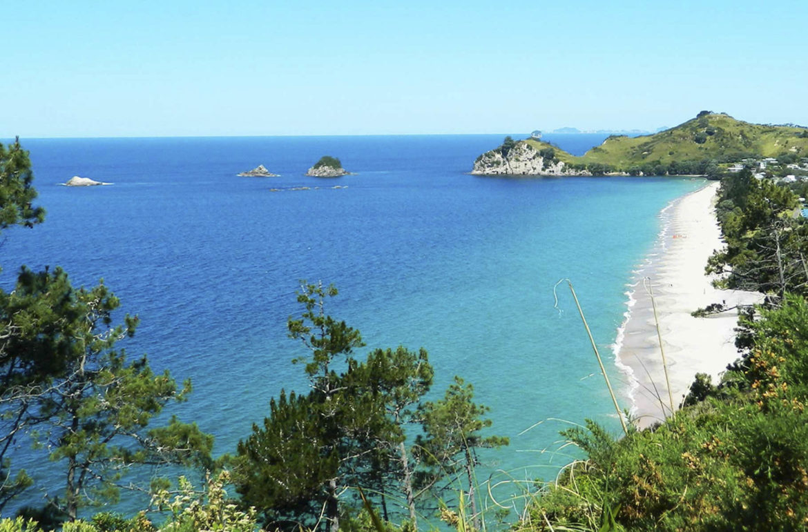 Vista aérea da Praia de Hahei, na Península de Coromandel (Nova Zelândia)