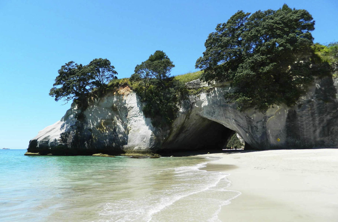 Túnel nas rochas leva à Praia de Cathedral Cove, na Península de Coromandel (Nova Zelândia)
