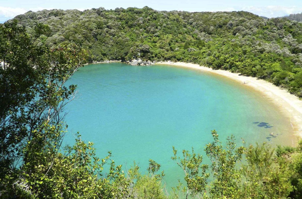 Vista aérea da Praia Te Pukatea, no Parque Nacional Abel Tasman (Nova Zelândia)