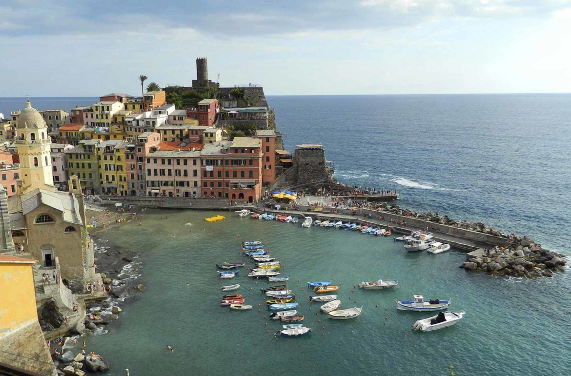 Vista aérea do Vilarejo litorâneo de Vernazza, em Cinque Terre (Itália)