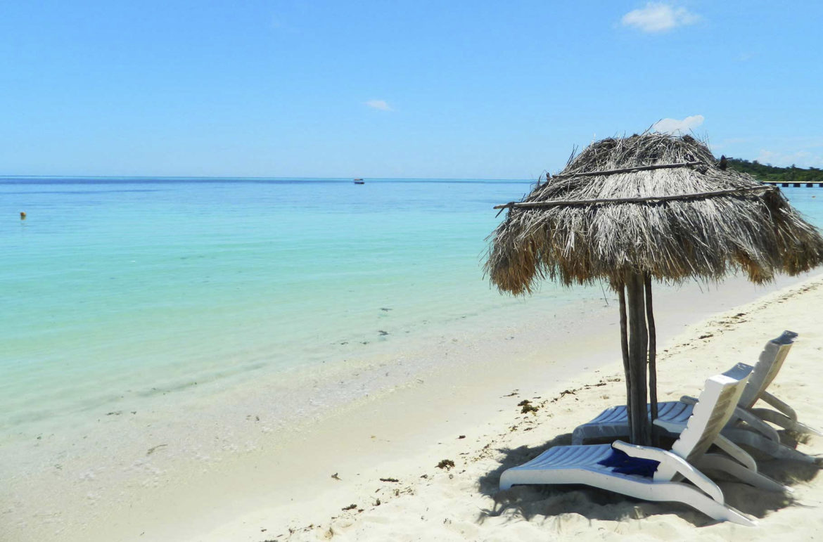 Palapa e espreguiçadeira na Praia principal da Ilha de Mana, Arquipélago das Mamanuca (Fiji)