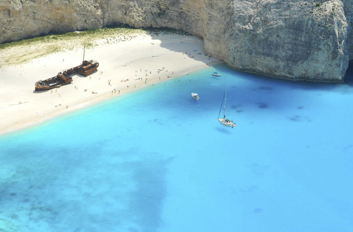 Vista aérea de Navagio Beach, na Ilha de Zakhyntos (Grecia)