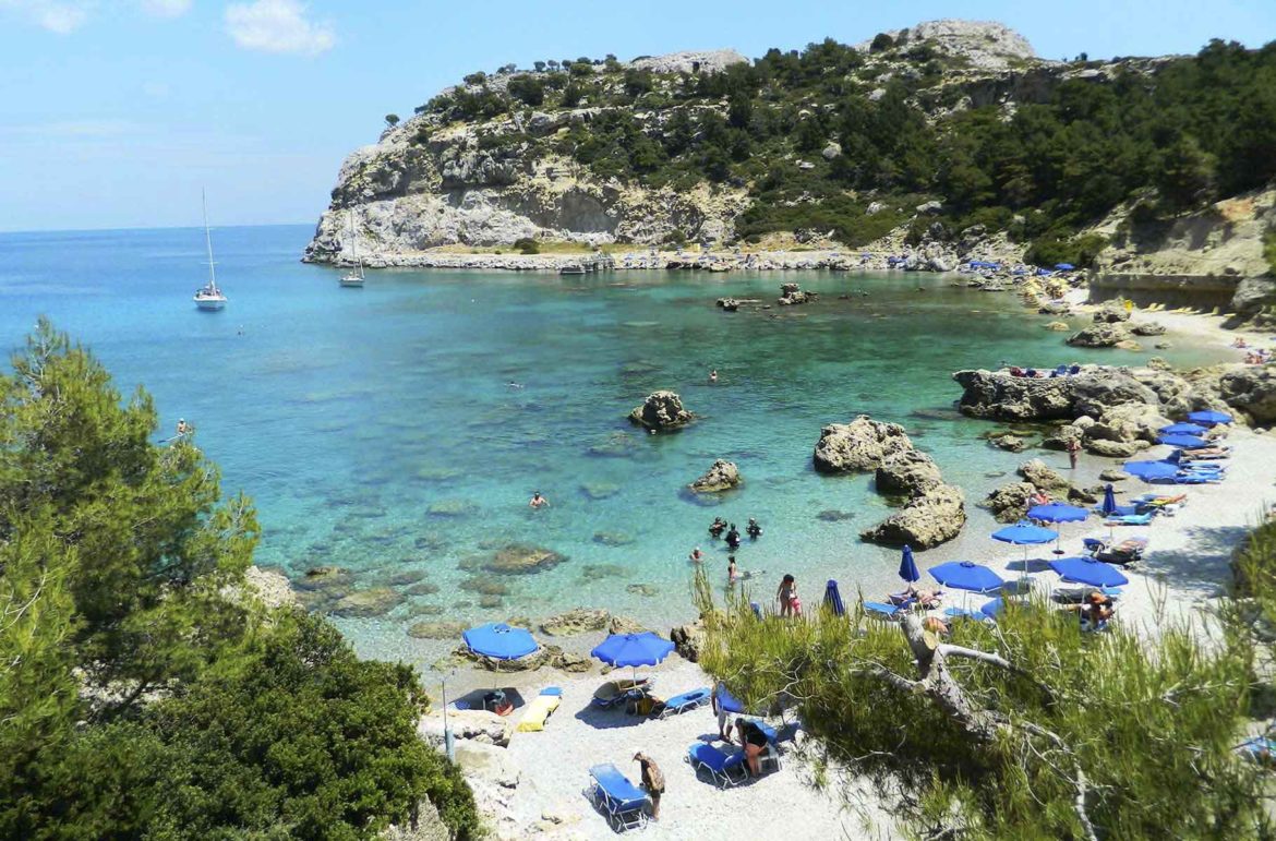 Guarda-sóis na Anthony Quinn’s Bay, na Ilha de Rhodes (Grécia)