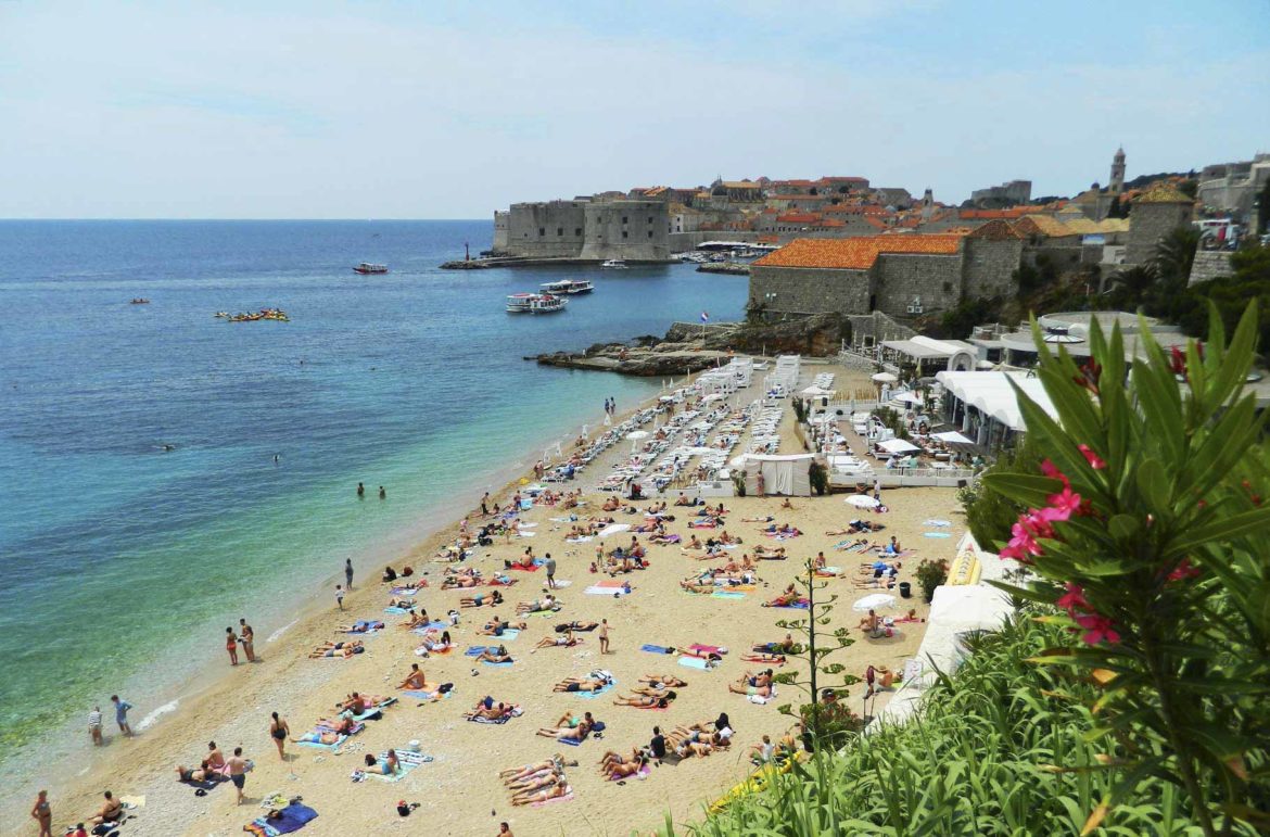 Praia Banje, em Dubrovnik (Croácia), fica lotada no verão