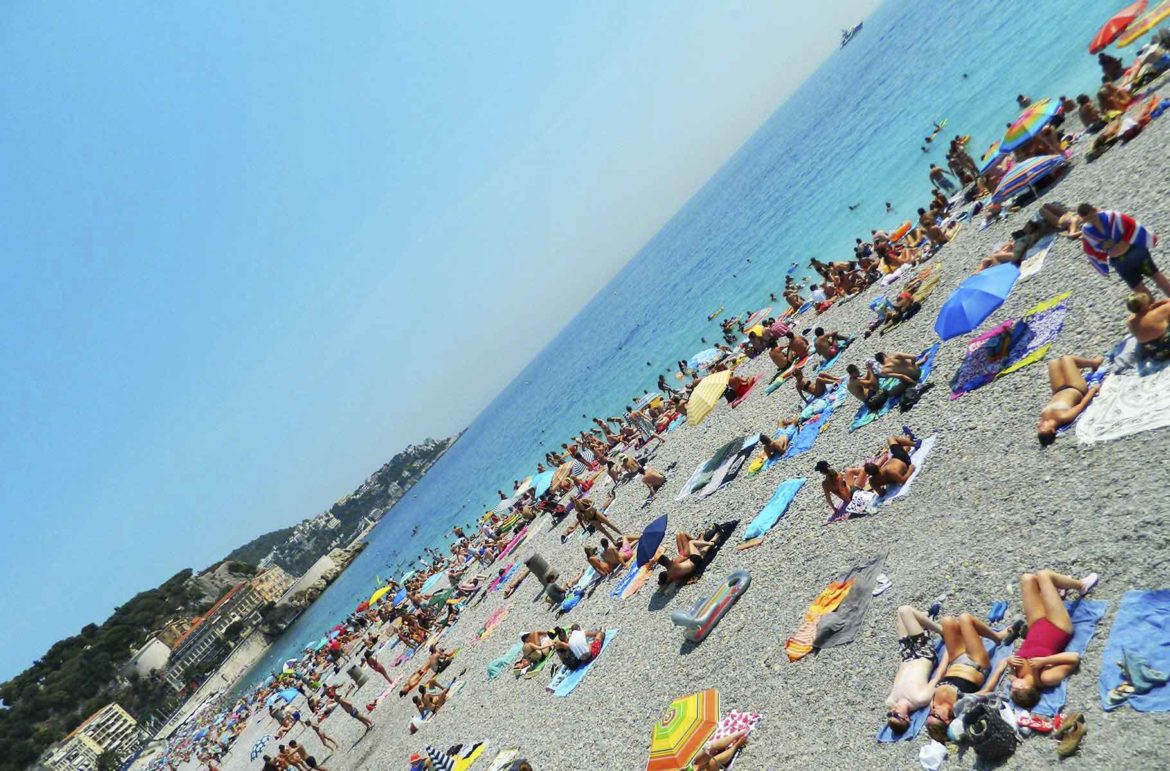 Turistas lotam a Praia de Nice, na Côte D'Azur (França)