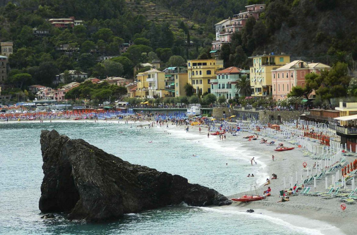 Rochedo divide a praia de Monterosso al Mare, em Cinque Terre (Itália)