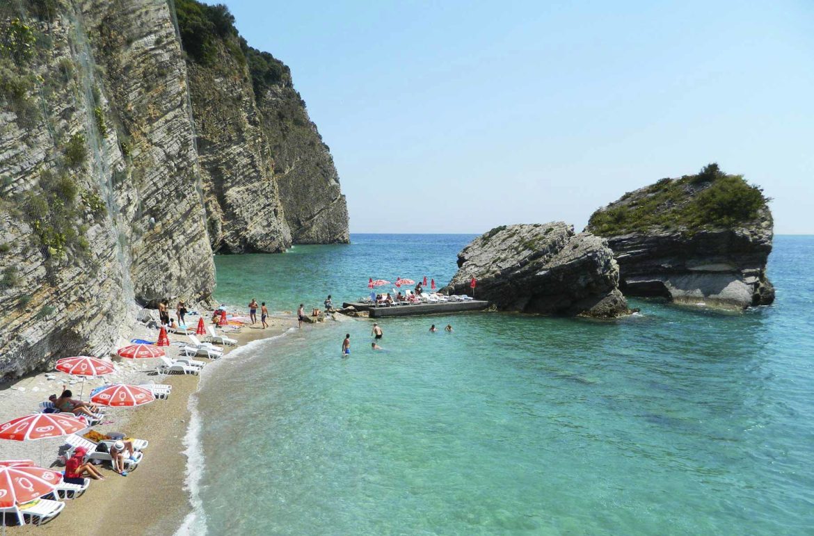 Praia da Ilha de São Nicolau, em Budva (Montenegro), fica lotada no verão