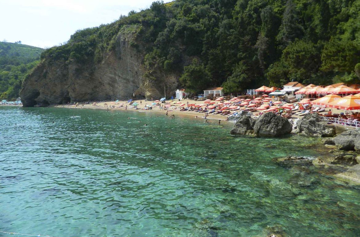 Praias Mogren I e II, em Budva (Montenegro) ficam lotadas no verão