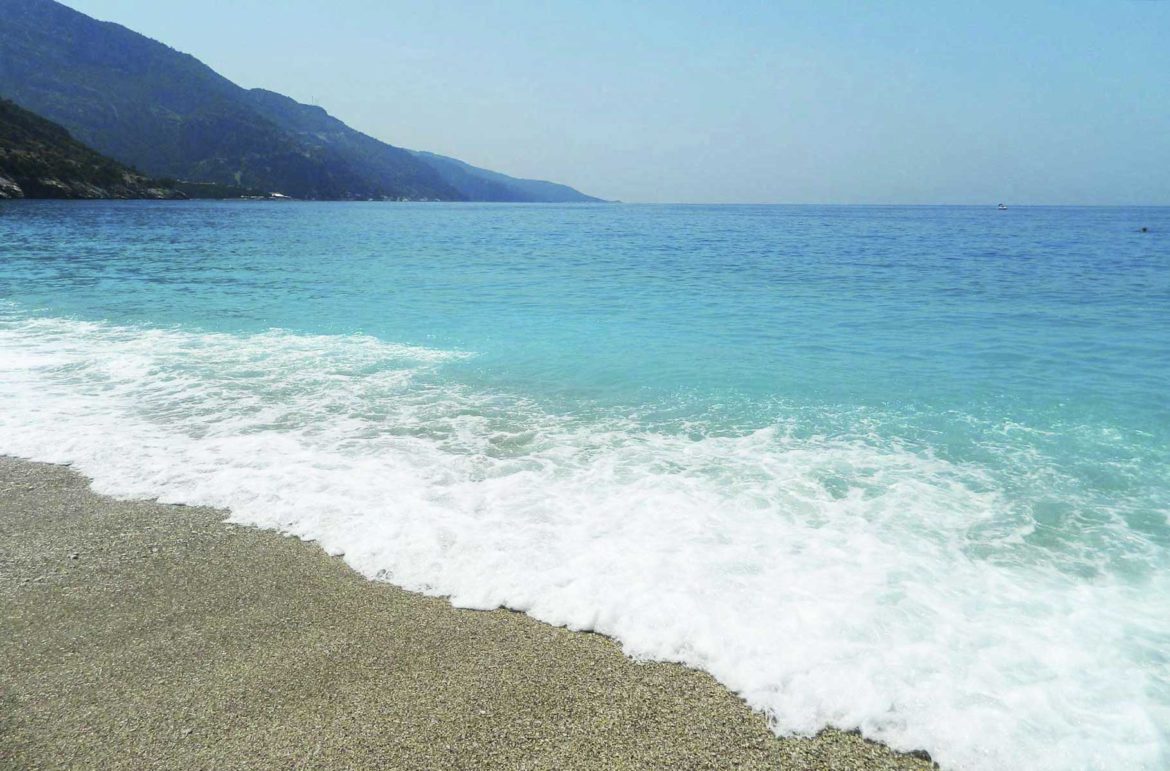 Onda bate na Praia de Oludeniz (Turquia)