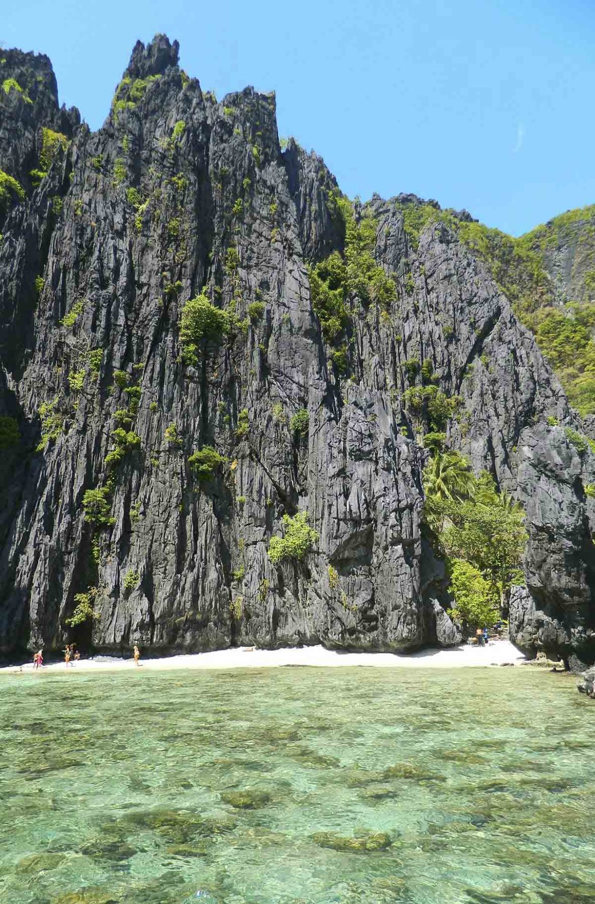 Rochedo protege a Praia da Ilha Shimizu, em El Nido (Filipinas)