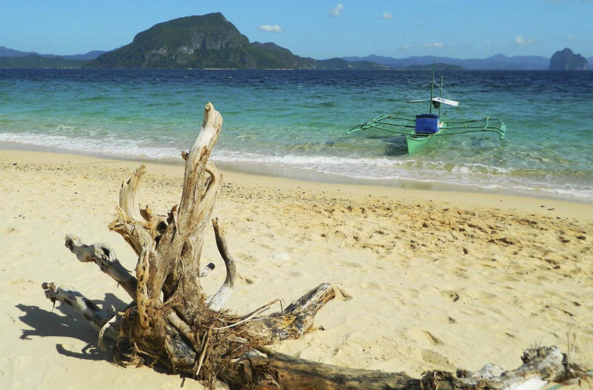 Tronco de árvore na Praia da Ilha Tapiutan, em El Nido (Filipinas)