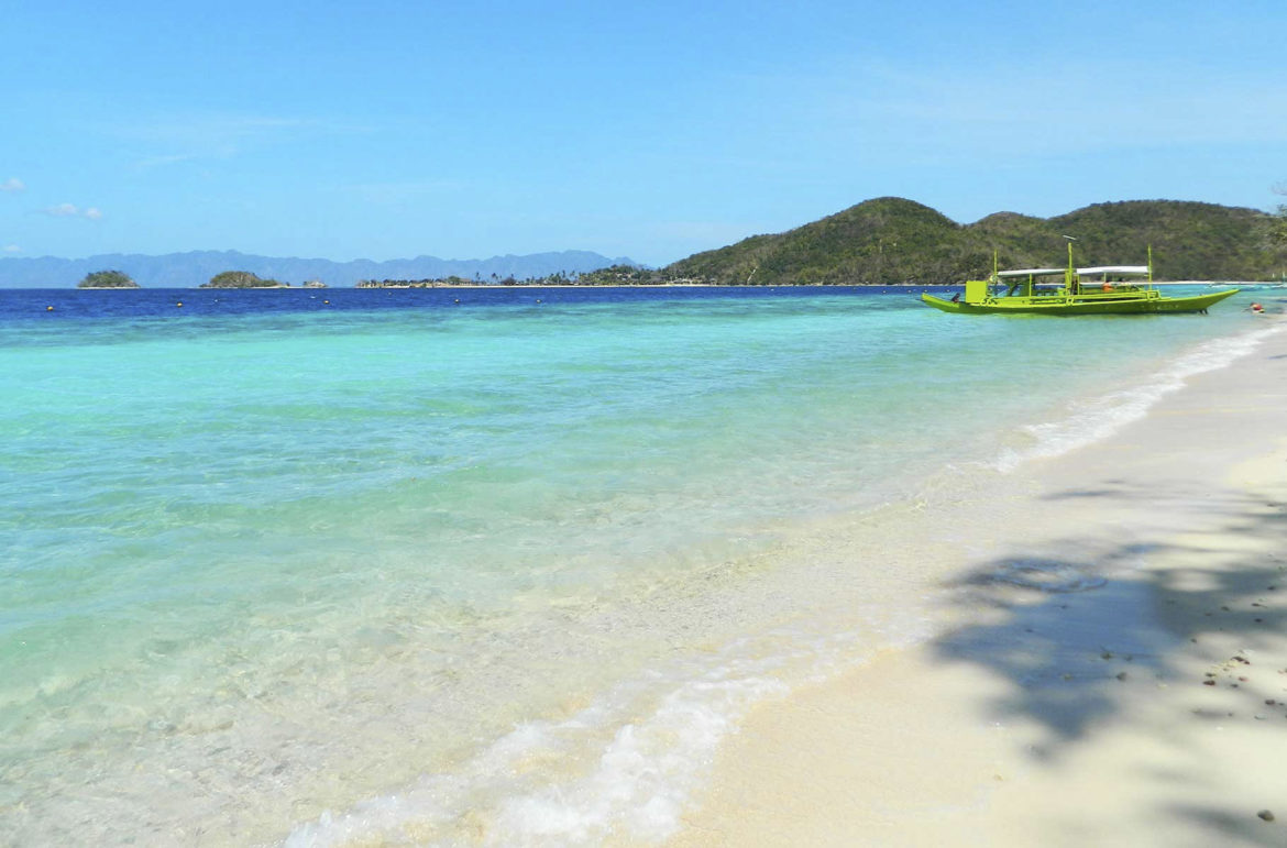 Barco ancora na Ilha Banana, em Corón (Filipinas)