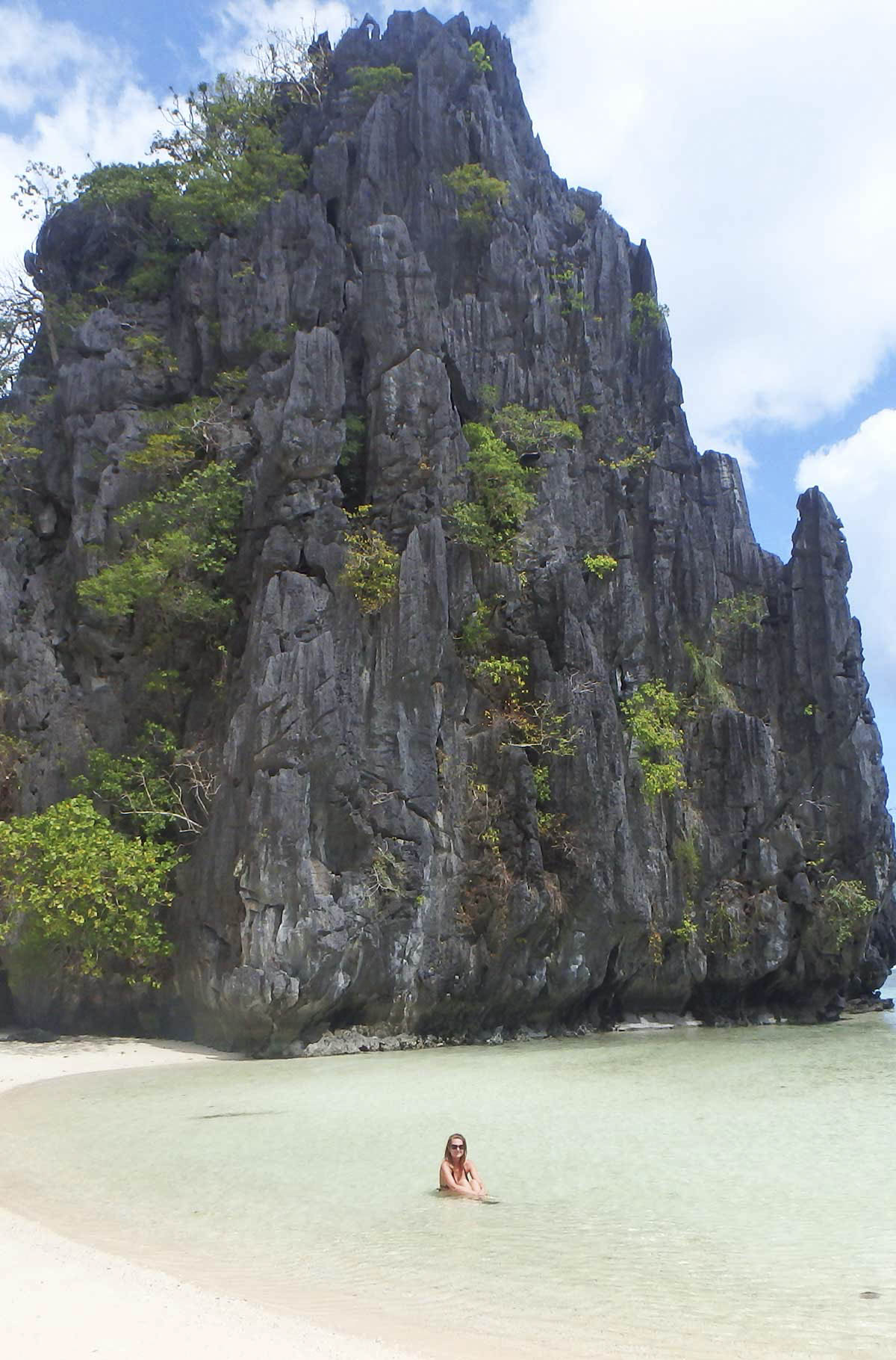 Rochedo protege a Kulasa Beach, na Ilha Matinloc, El Nido (Filipinas)