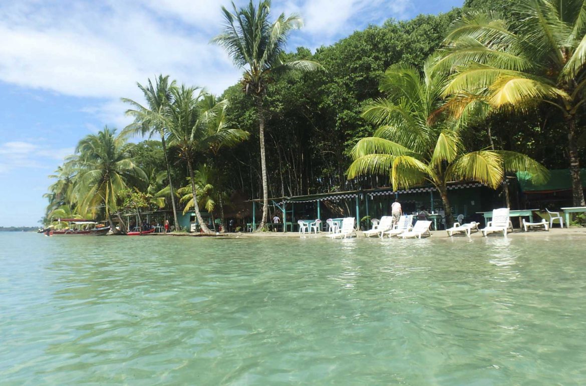 Praia Estrella, na Ilha Colon, Arquipélago de Bocas del Toro (Panamá) vista do mar