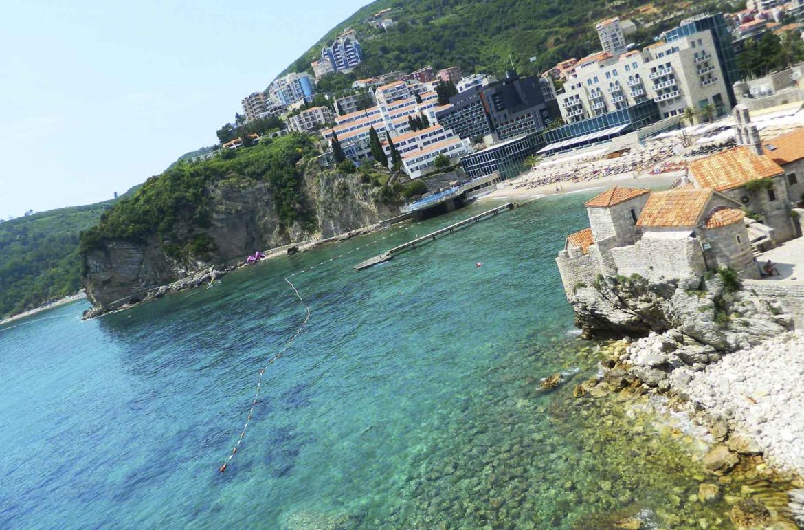 Vista aérea da Praia principal de Budva (Montenegro)