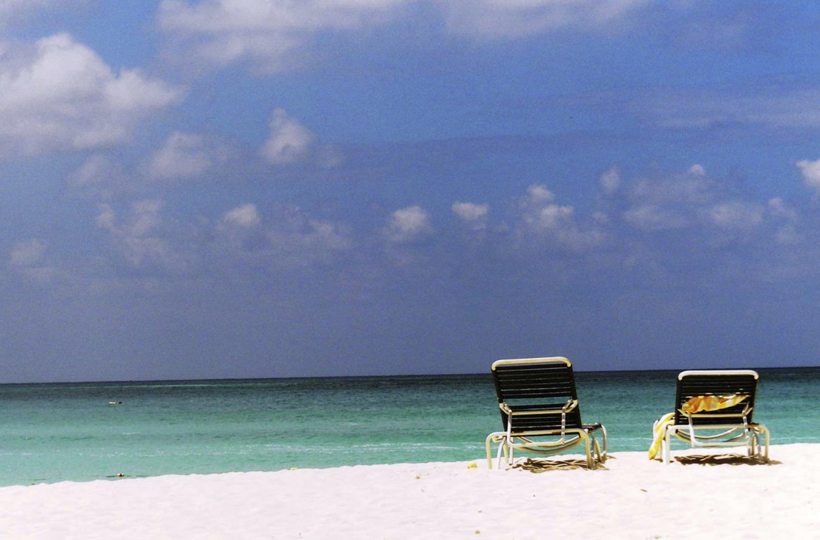 Espreguiçadeiras na Eagle Beach, na Ilha de Aruba (Caribe)