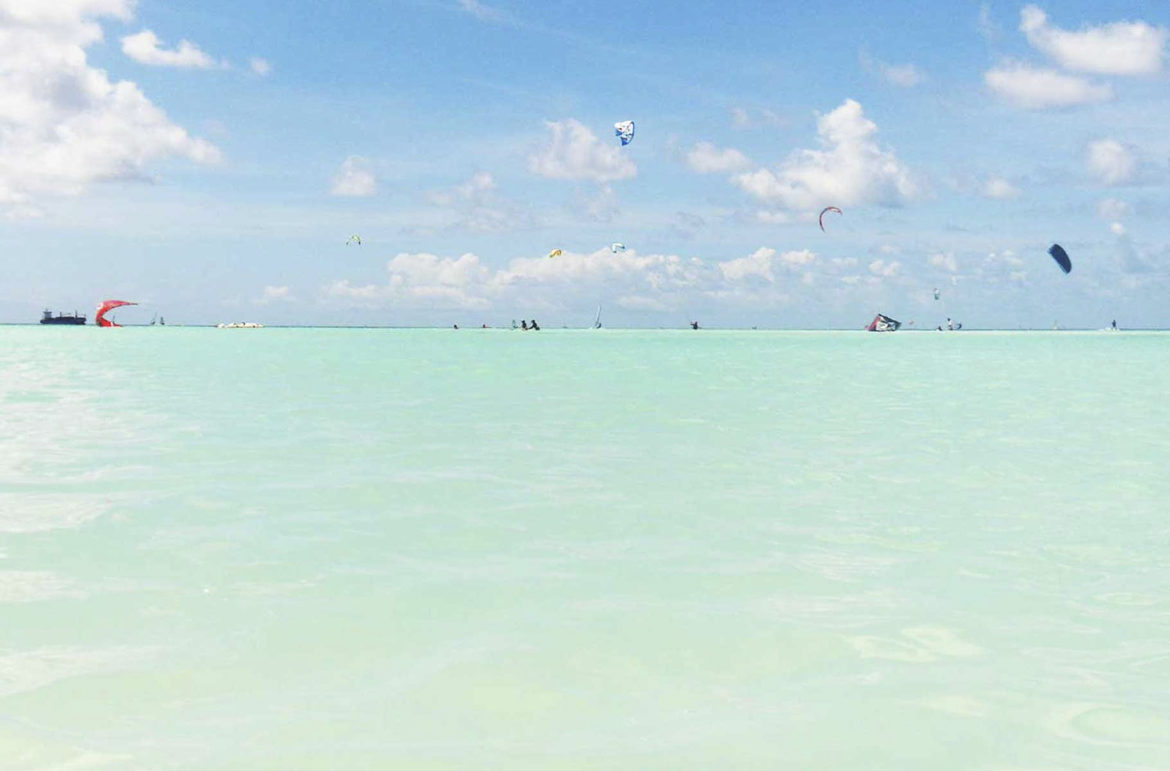 Mar verde de Palm Beach, na Ilha de Aruba (Caribe)