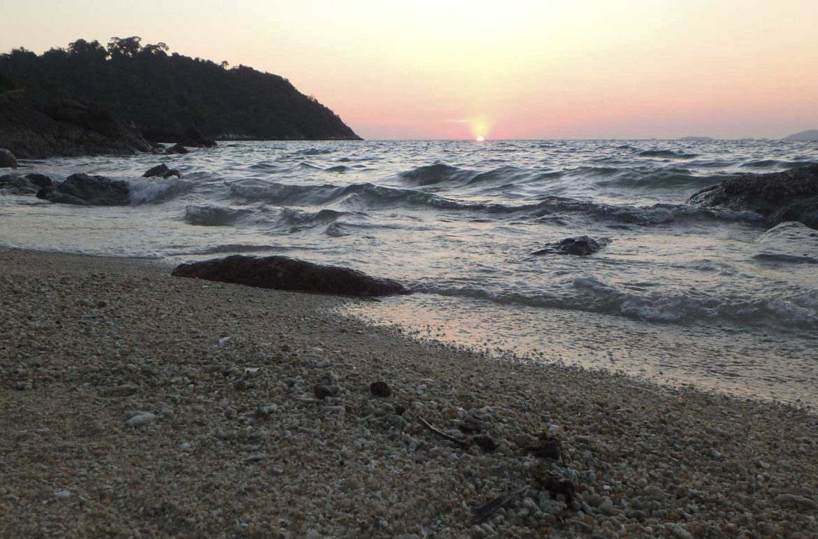 Sol se põe na Sunset Beach, na Ilha de Koh Lipe (Tailândia)