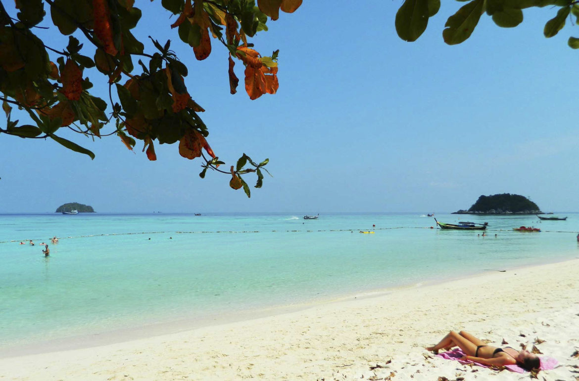 Mulher toma banho de sol na Sunrise Beach, na Ilha de Koh Lipe (Tailândia)