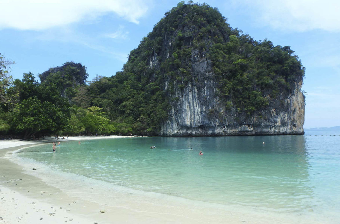 Rochedo protege a praia da Ilha Hong, em Ao Nang (Tailândia)