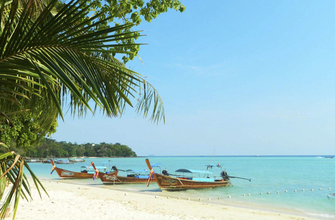 Barcos ancoram em Ton Sai Bay, na Ilha de Phi Phi Don, Arquipélago de Koh Phi Phi (Tailândia)