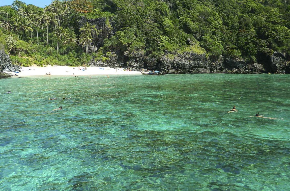 Loh Samah Bay, na Ilha de Phi Phi Lee, Arquipélago de Koh Phi Phi (Tailândia) vista do mar