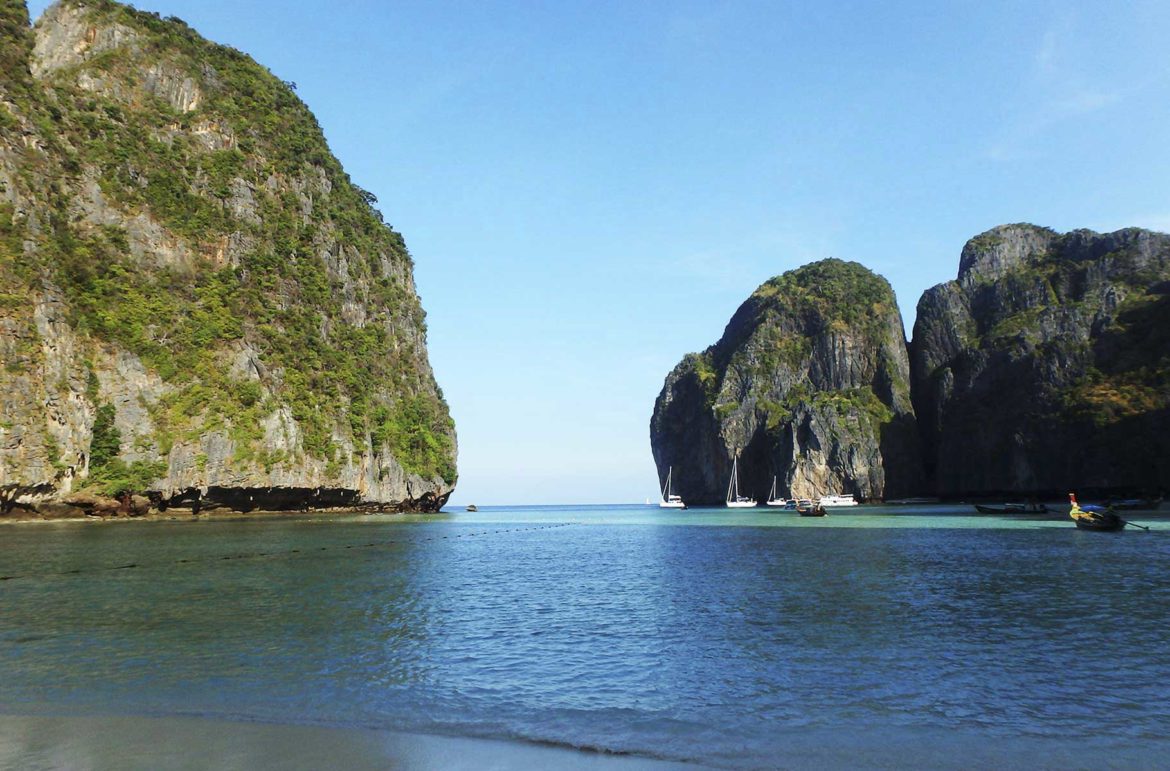 Amanhecer em Maya Bay, na Ilha de Phi Phi Lee, Arquipélago de Koh Phi Phi (Tailândia)