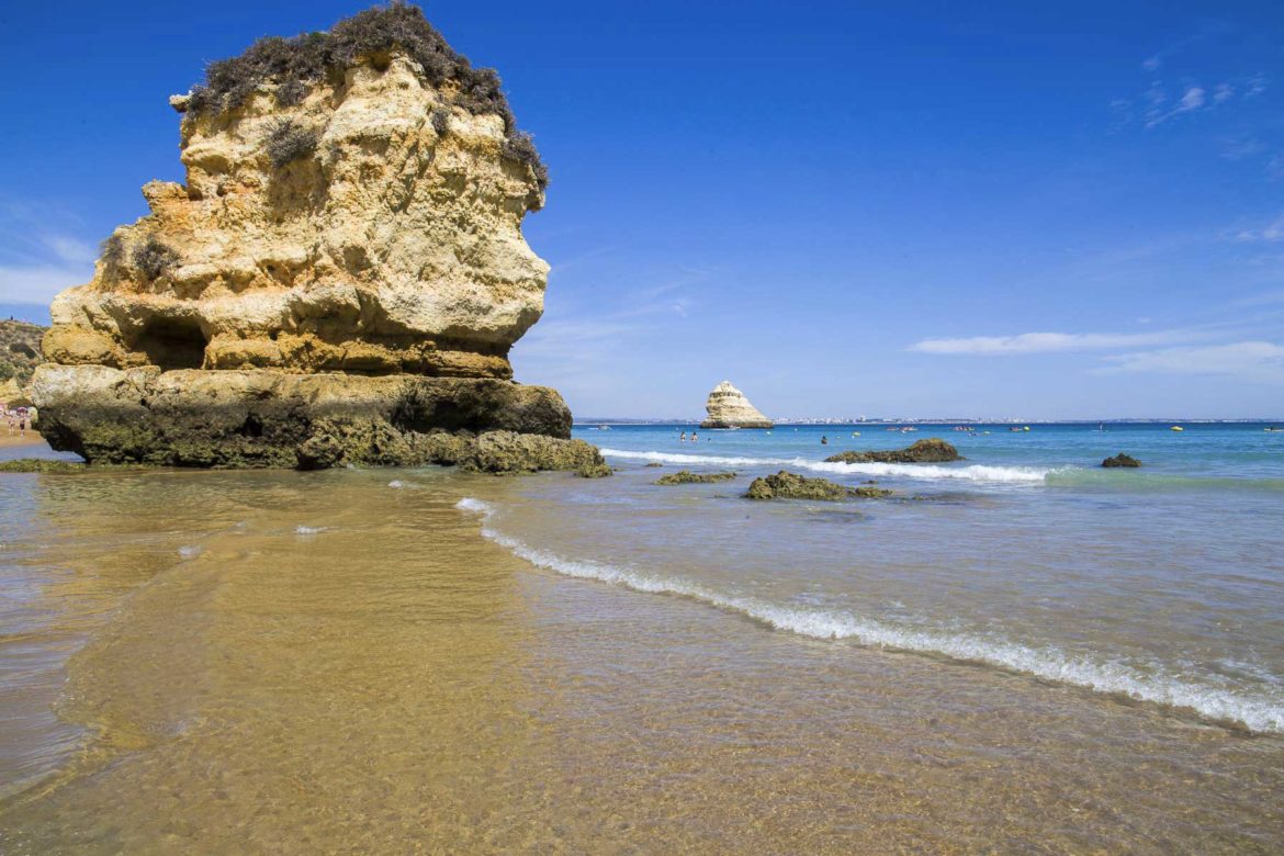 Rochedo na Praia Dona Ana, em Lagos, no Algarve (Portugal)