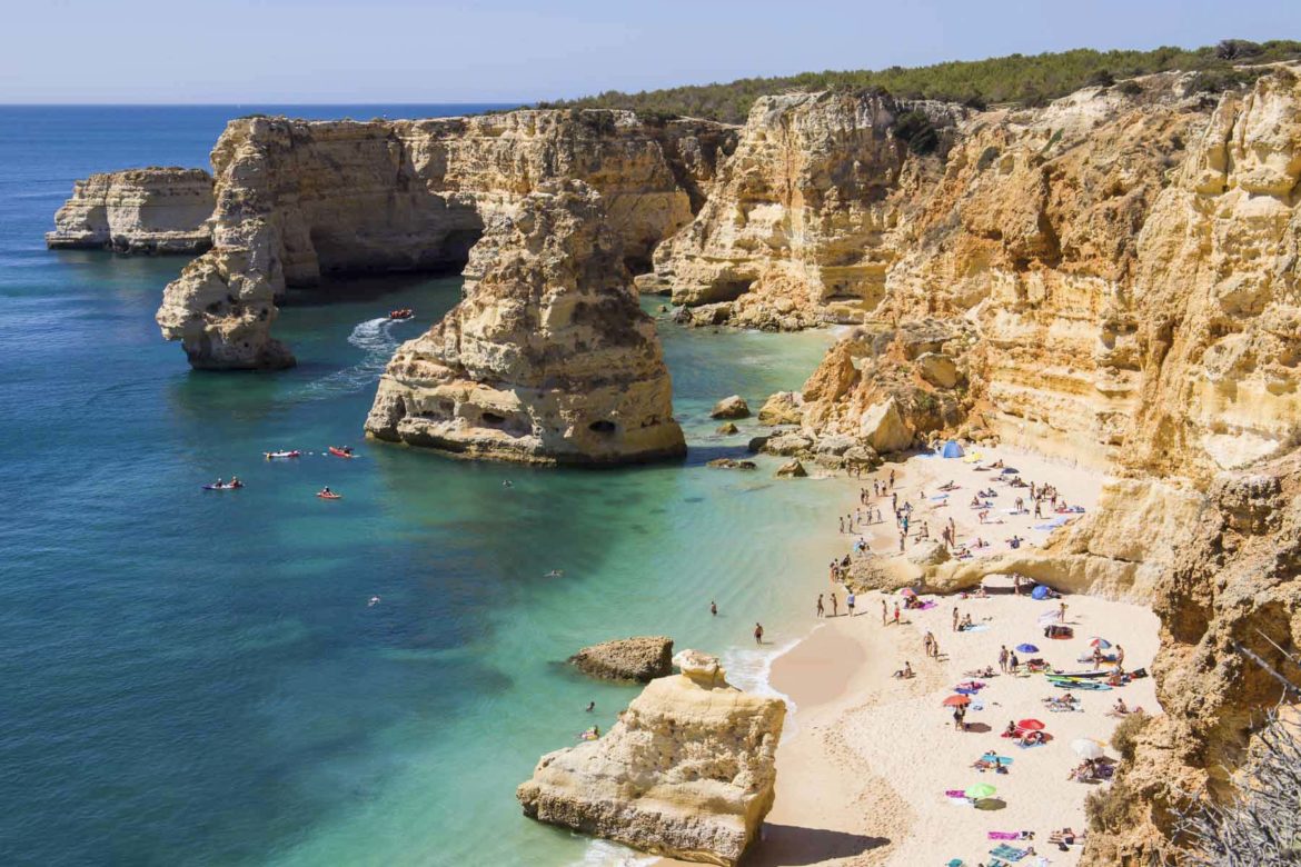 Vista aérea da Praia da Marinha, no Algarve (Portugal), lotada no verão