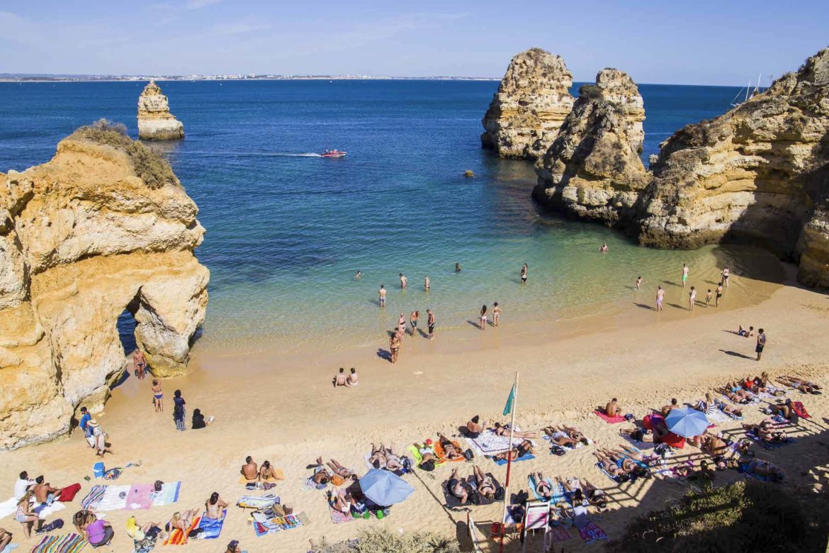 Praia do Camilo, em Lagos, no Algarve (Portugal) fica lotada no verão