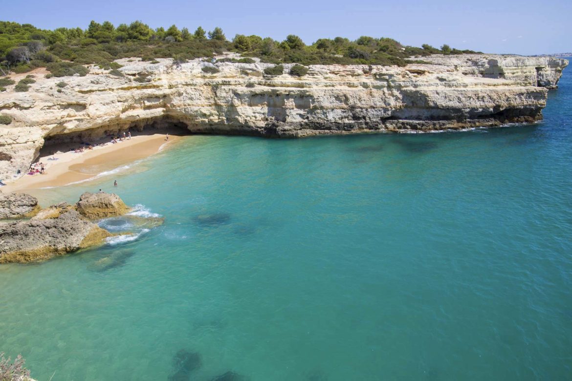 Vista aérea da Praia de Albandeira, no Algarve (Portugal)