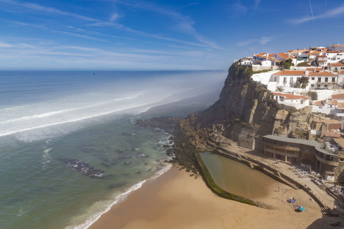 Vilarejo sobre penhasco na praia de Azenhas do Mar (Portugal)