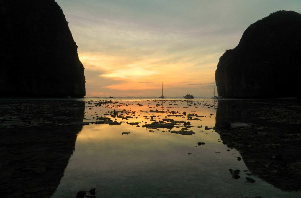 Pôr do sol em Maya Bay, no Arquipélago de Koh Phi Phi (Tailândia)