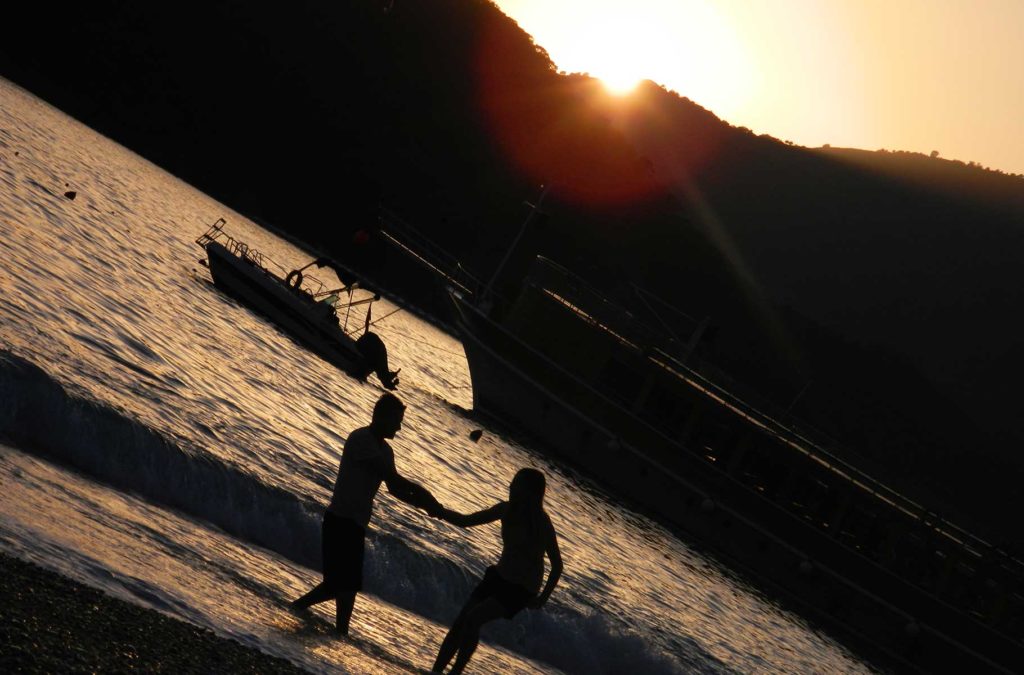 Sol se põe na Praia de Oludeniz (Turquia)