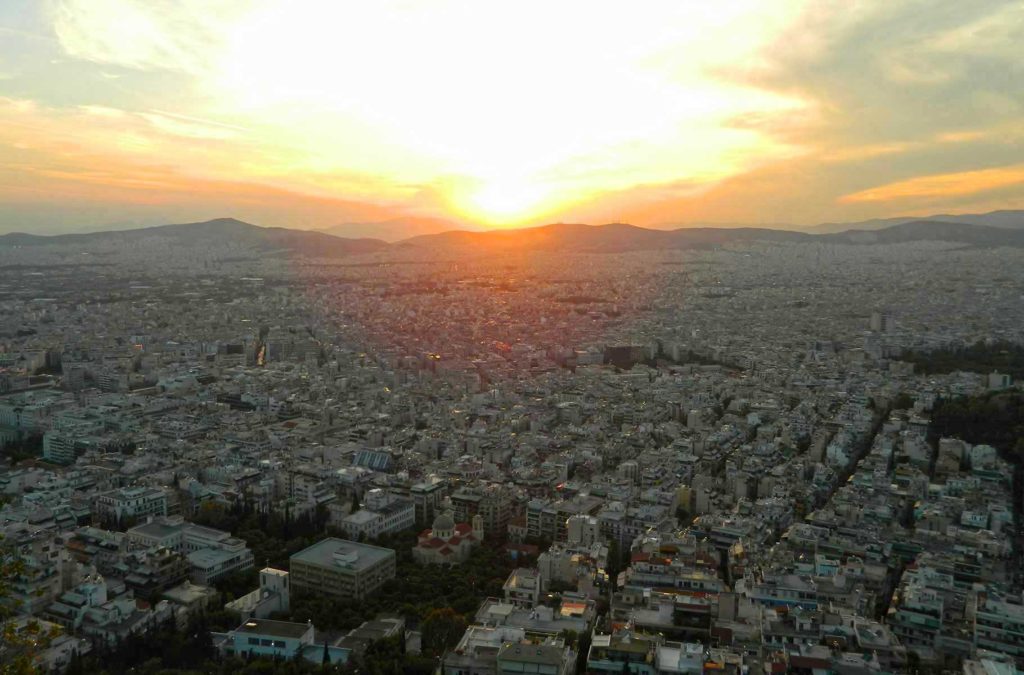 Sol se põe no Monte Licabeto, em Atenas (Grécia)