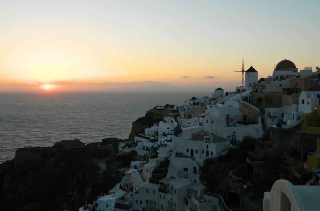 Sol se põe em Oía, na Ilha de Santorini (Grécia)